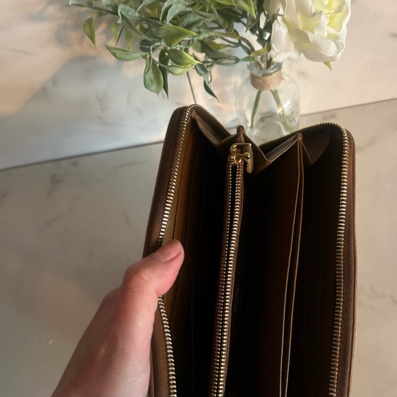 *Authentic*EUC PRADA LOGO TAN LONG LEATHER WALLET - Picture 4 of 6